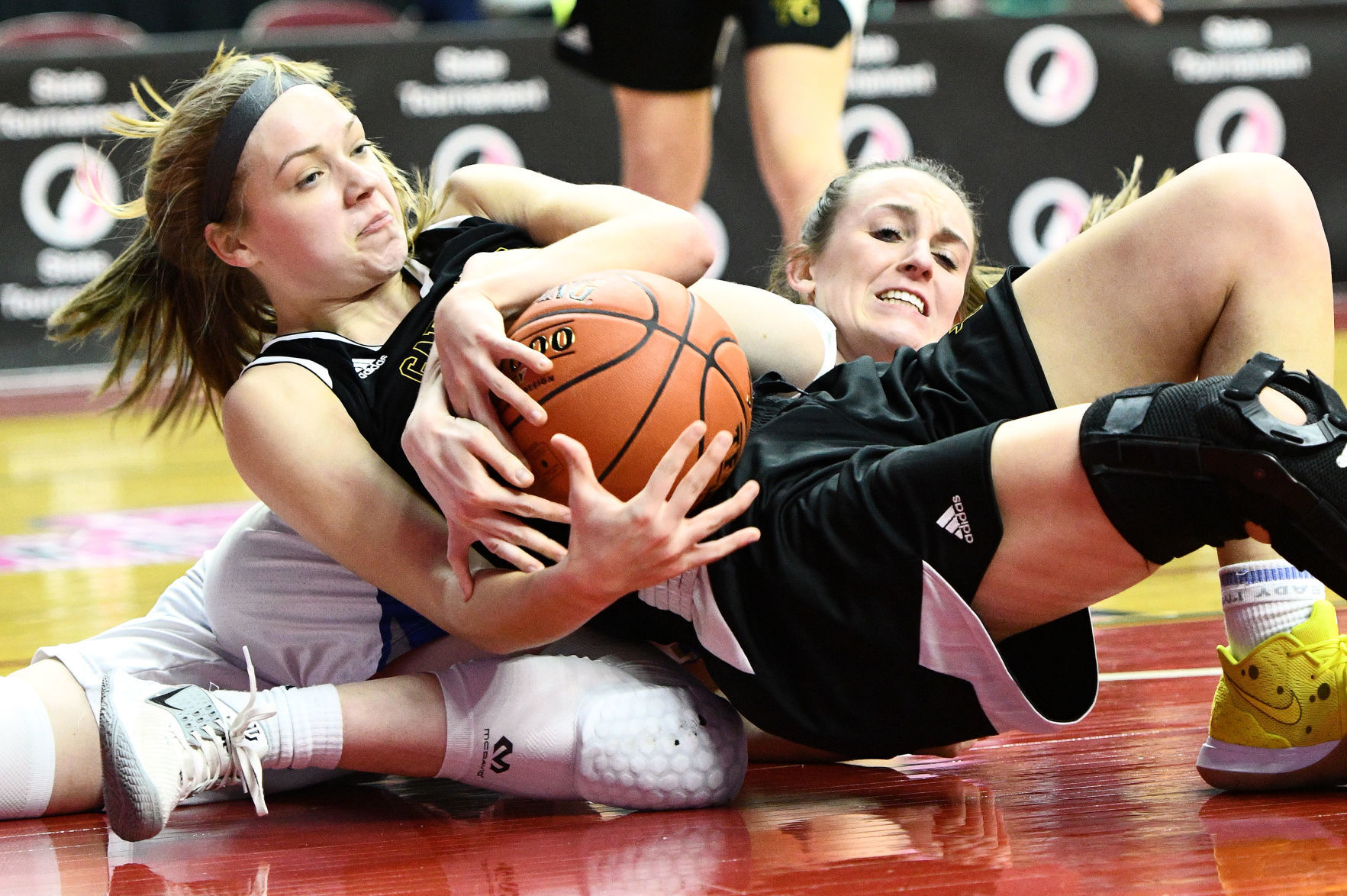 Newell-Fonda vs Bishop Garrigan state basketball